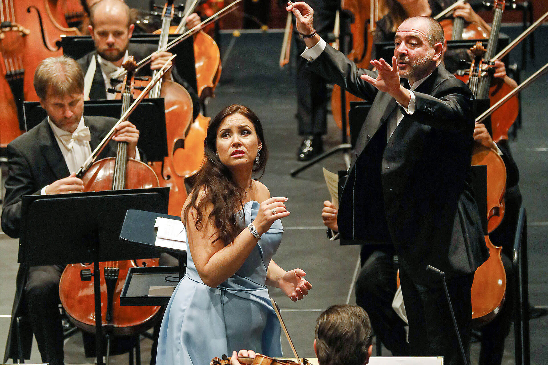 Sopranistin Sonya Yoncheva ließ bei der Saisoneröffnung des Klassikprogramms im Carmen Würth Forum am 3. Oktober 2020 mit den Würth Philharmonikern Wohlklänge durch den Großen Saal fließen.