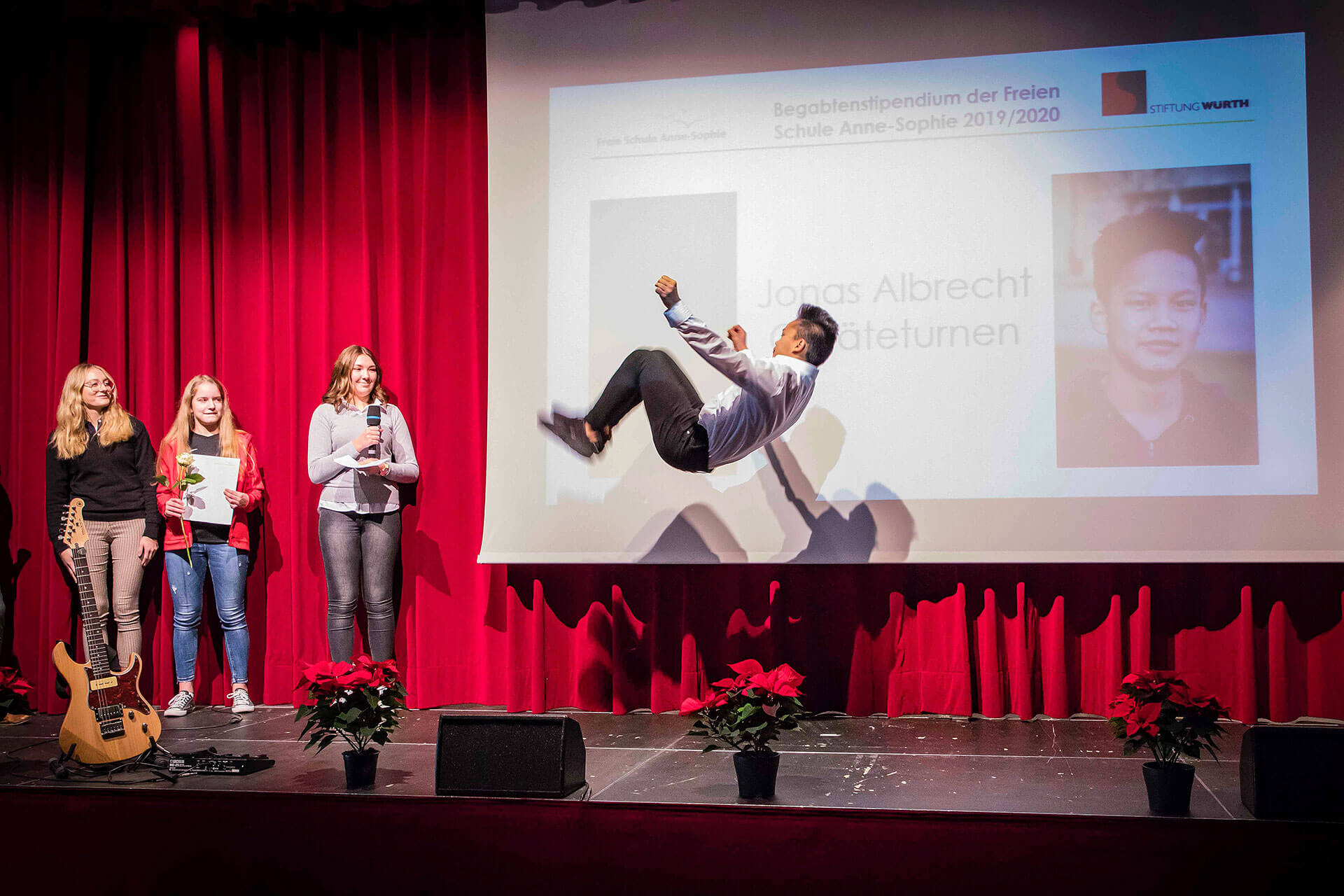 Talents are promoted: Junior gymnast Jonas Albrecht from  Freie Schule Anne-Sophie did a spontaneous backflip when he received one of eleven gifted scholarships worth EUR 1,000 for  the 2019/20 school year.
