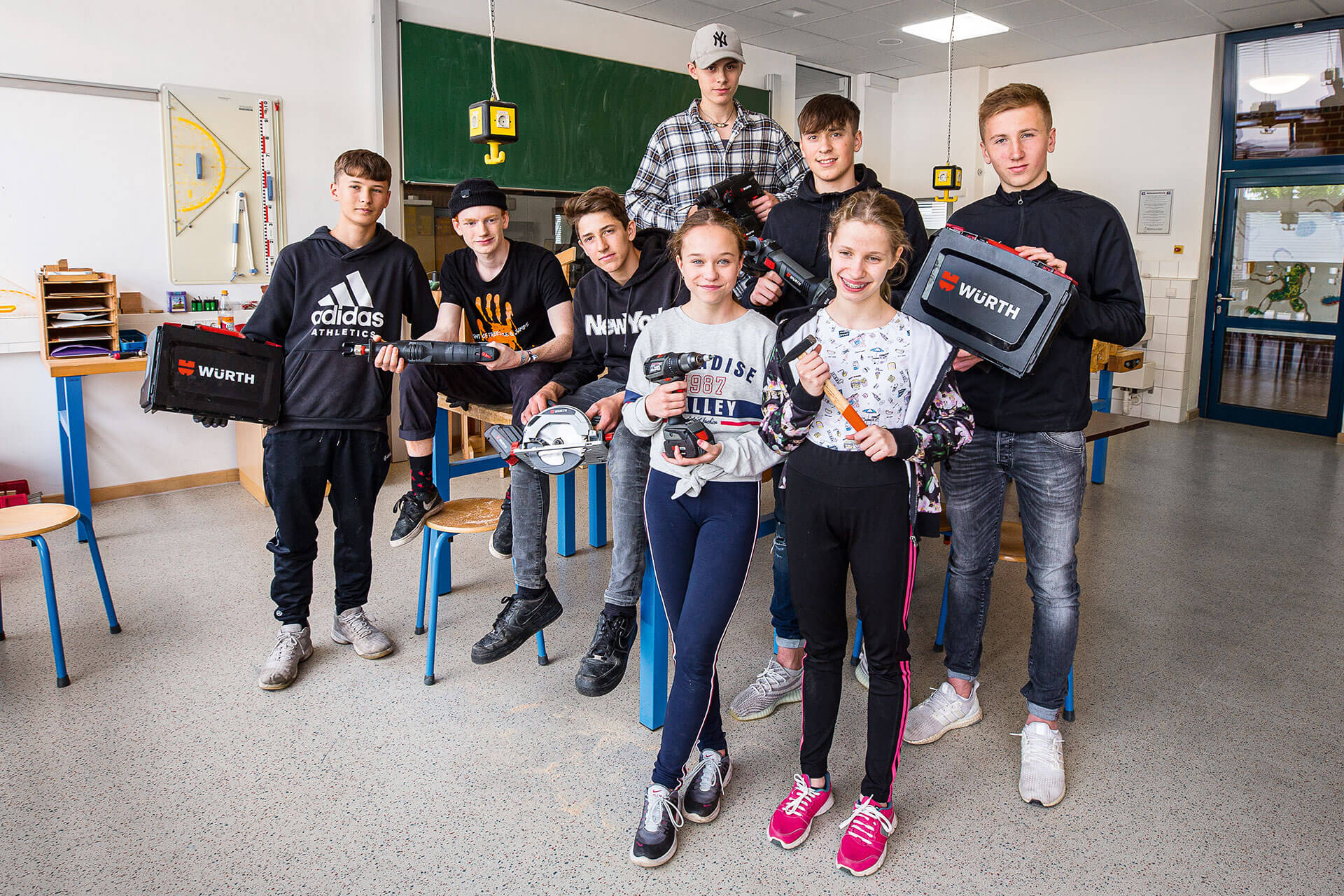 The Würth-sponsored initiative “MACH WAS! (DO SOMETHING!) The trades competition for school teams,” which provides career guidance to seventh to tenth graders, is now firmly established thanks to the very positive response to the program. In the third round, which will start in the 2021/22 school year, 250 schools from all across Germany will be able to participate. The aim of the initiative is to get young people interested in the trades, to show them options for potential careers while making sure they have fun in the process and, in doing so, to counteract the shortage of skilled workers.