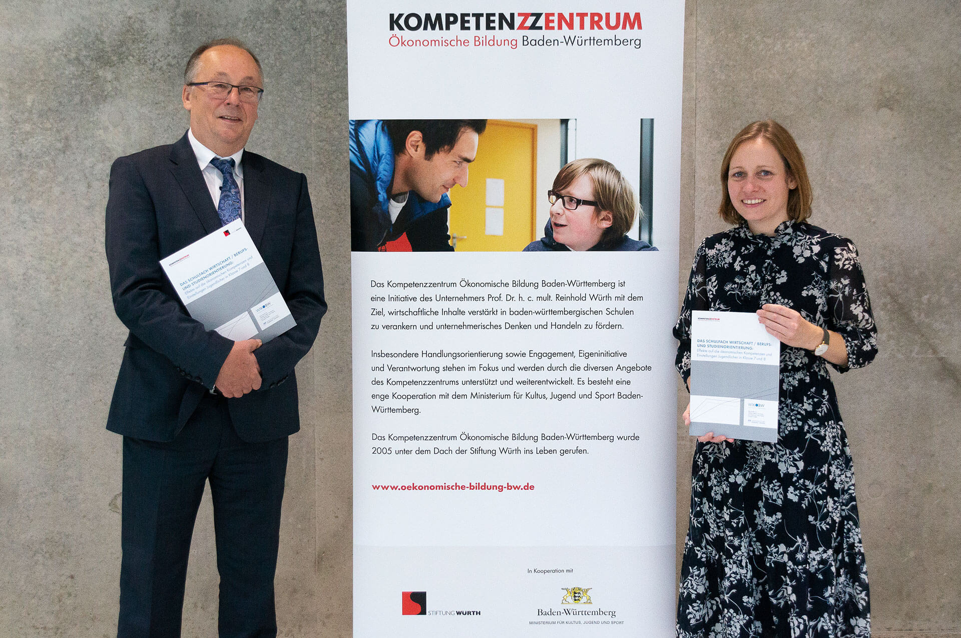 Seventh and eighth graders who study the subject of economics in vocational and higher education are more interested in the world of business. Prof. Dr. Günther Seeber from the University of Koblenz-Landau hands the economic literacy study over to Stefanie Hagenmüller, Head of the Competence Center for Economic Education.