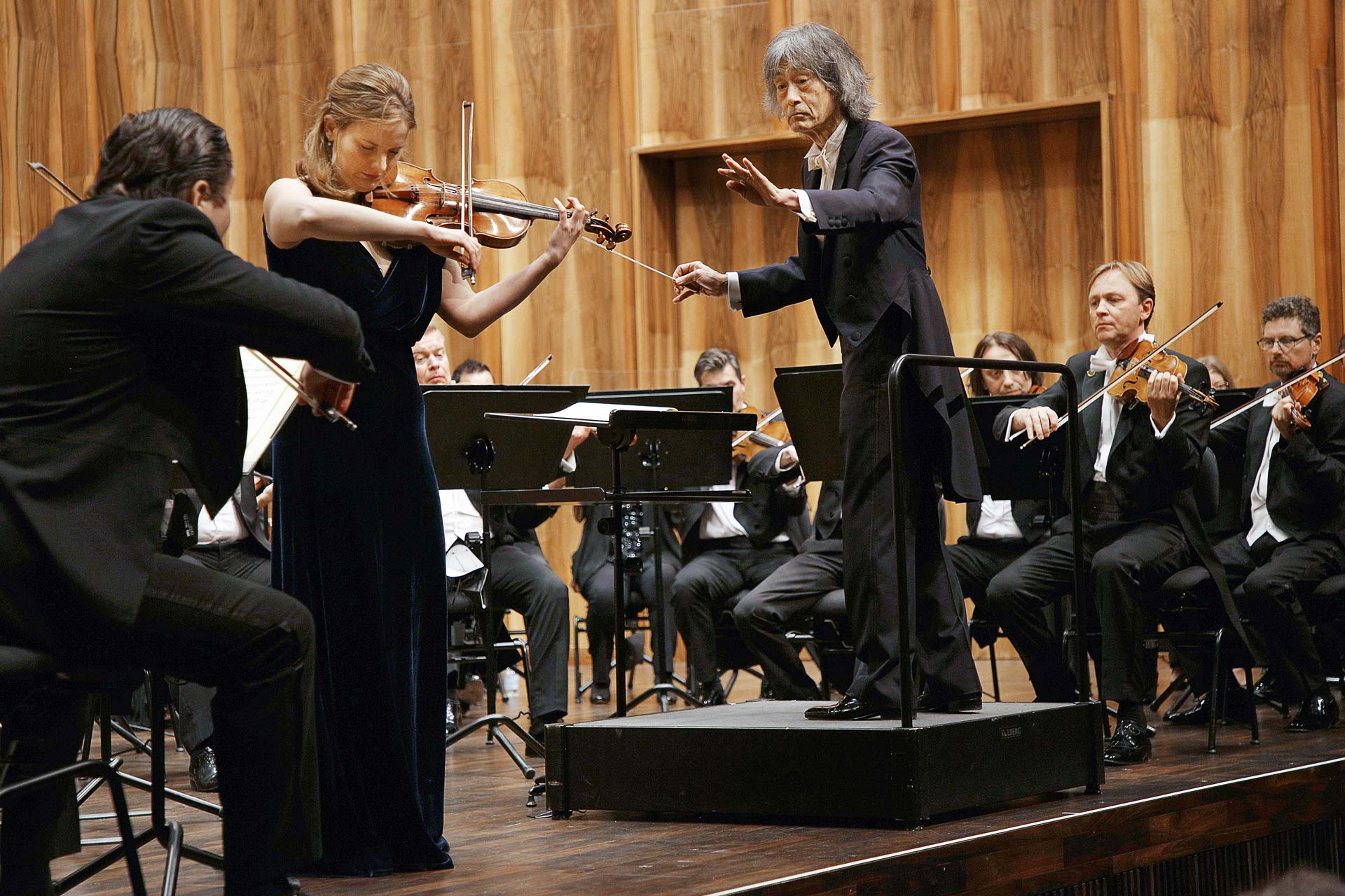 CLASSICAL MUSIC AT WÜRTH  Impressive interplay: conductor Kent Nagano, violinist Veronika Eberle, and Würth Philharmoniker at Carmen Würth Forum