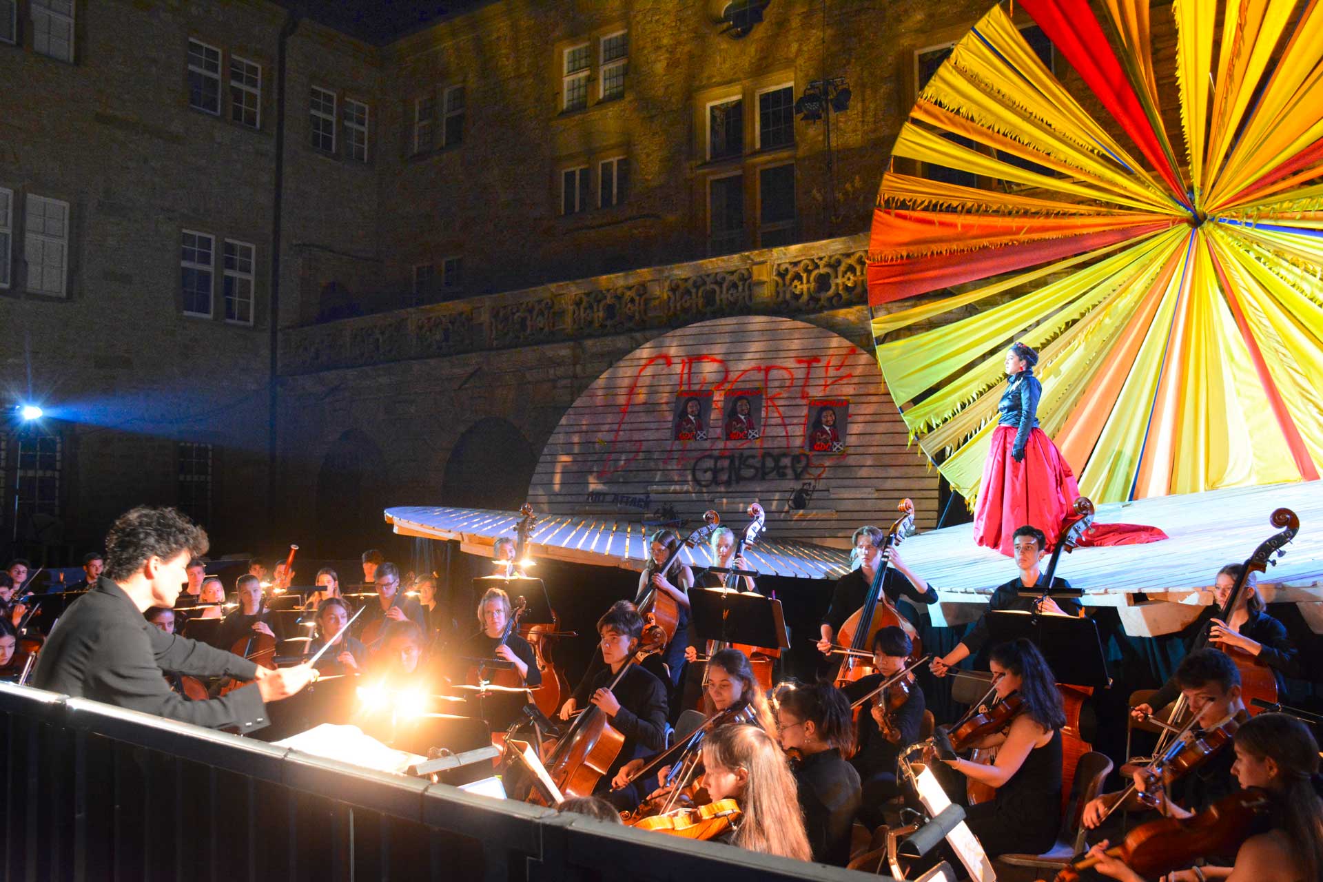 YOUNG OPERA SCHLOSS WEIKERSHEIM To mark the finale of the International Opera Academy of Jeunesses Musicales 2021, the courtyard of Schloss Weikersheim castle was converted into an opera house with a performance of “Carmen”. The lead role was played by mezzo-soprano Gabriela Goméz from Chile.